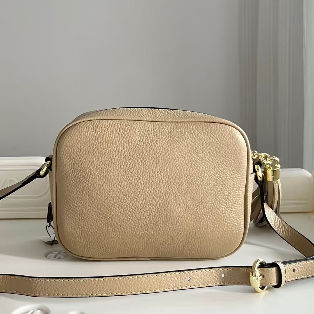 Strukturierte Crossbody-Tasche aus genarbtem Leder