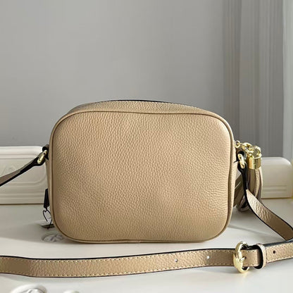 Strukturierte Crossbody-Tasche aus genarbtem Leder