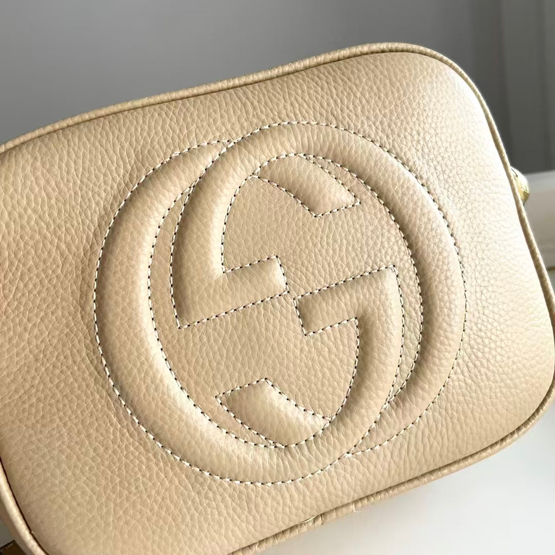 Strukturierte Crossbody-Tasche aus genarbtem Leder