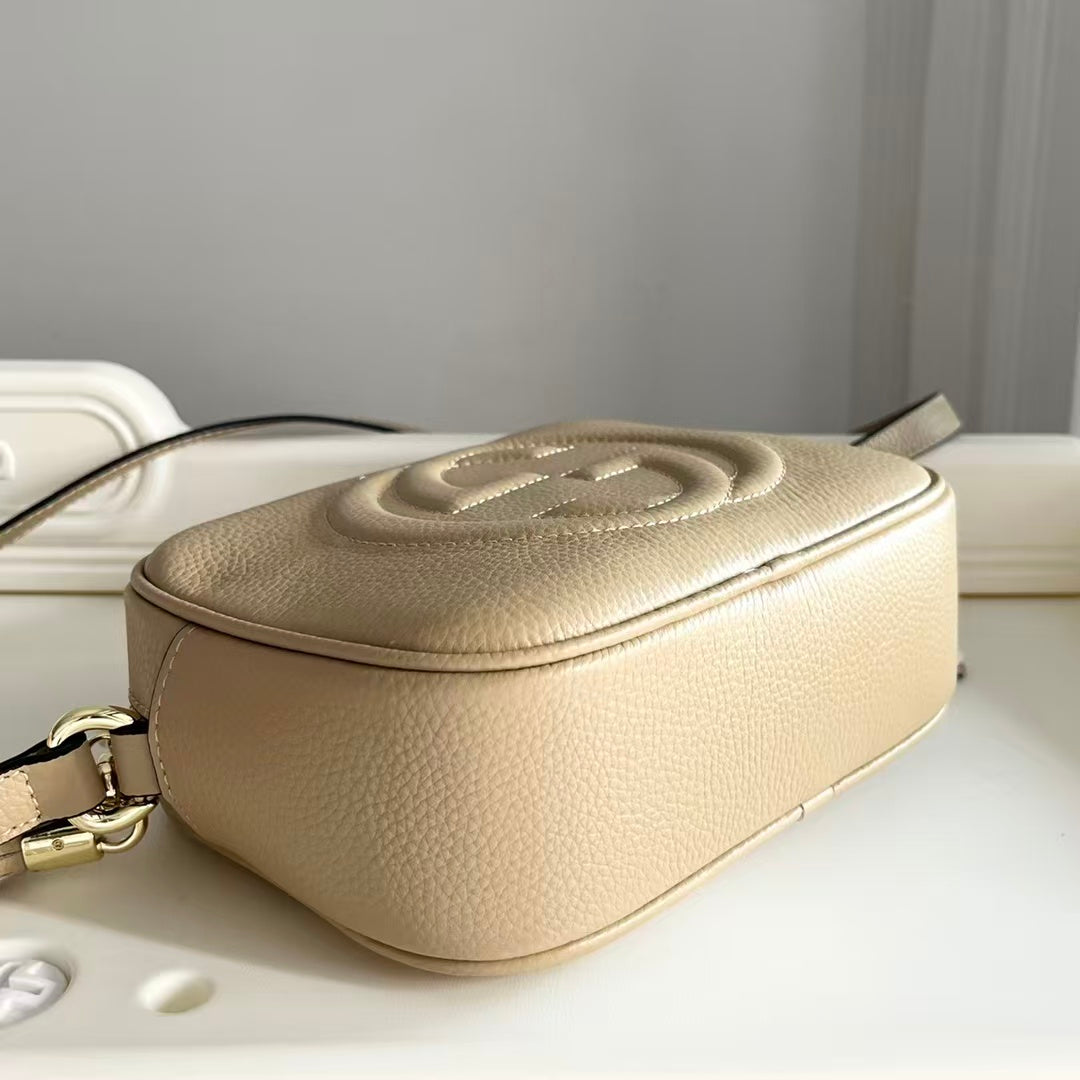Strukturierte Crossbody-Tasche aus genarbtem Leder