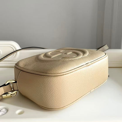 Strukturierte Crossbody-Tasche aus genarbtem Leder