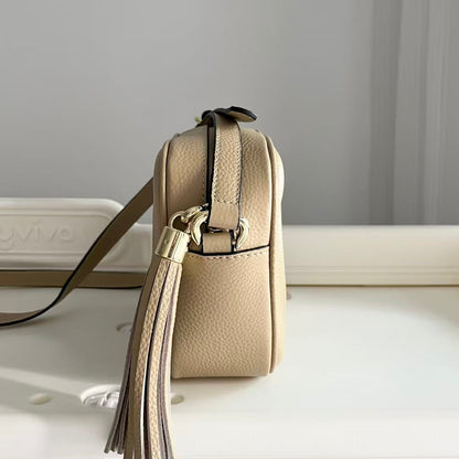 Strukturierte Crossbody-Tasche aus genarbtem Leder