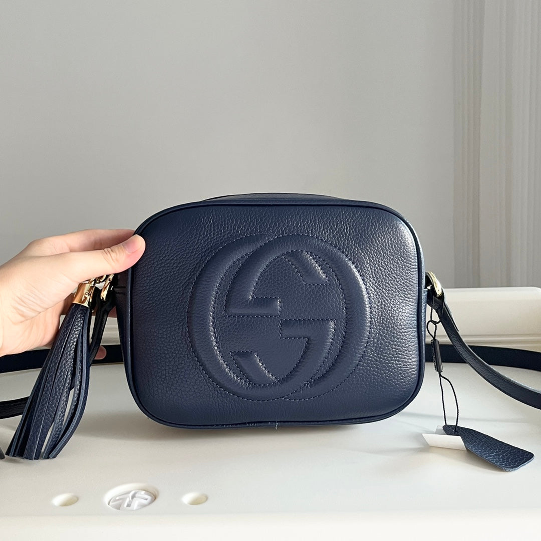 Strukturierte Crossbody-Tasche aus genarbtem Leder