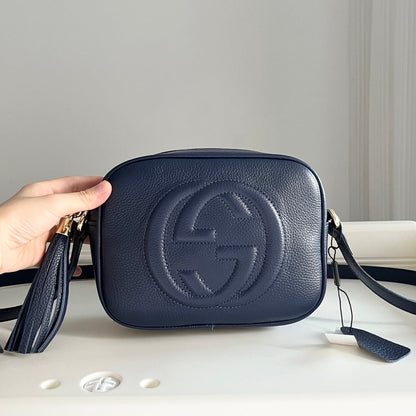 Strukturierte Crossbody-Tasche aus genarbtem Leder