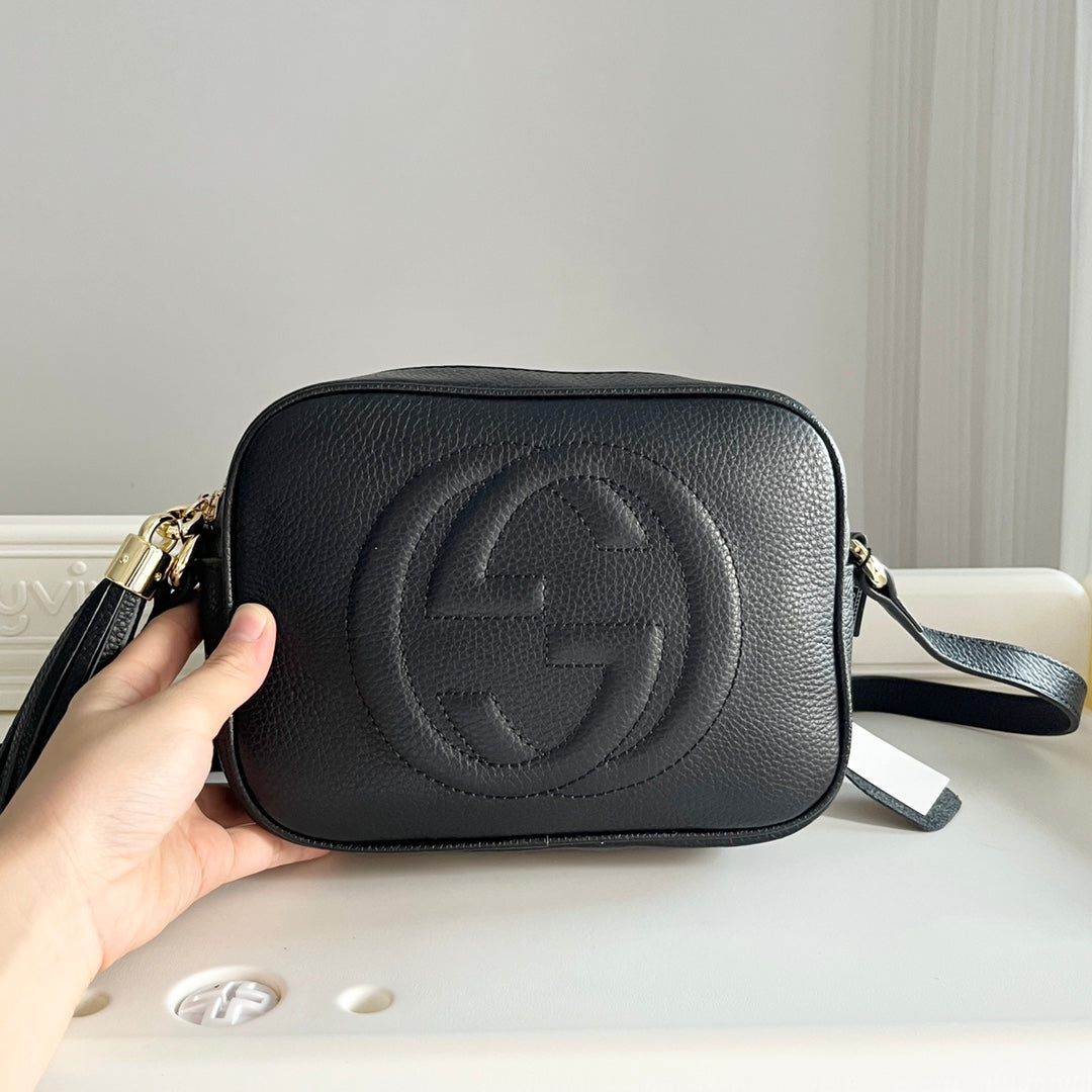 Strukturierte Crossbody-Tasche aus genarbtem Leder