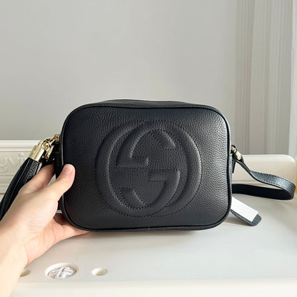 Strukturierte Crossbody-Tasche aus genarbtem Leder