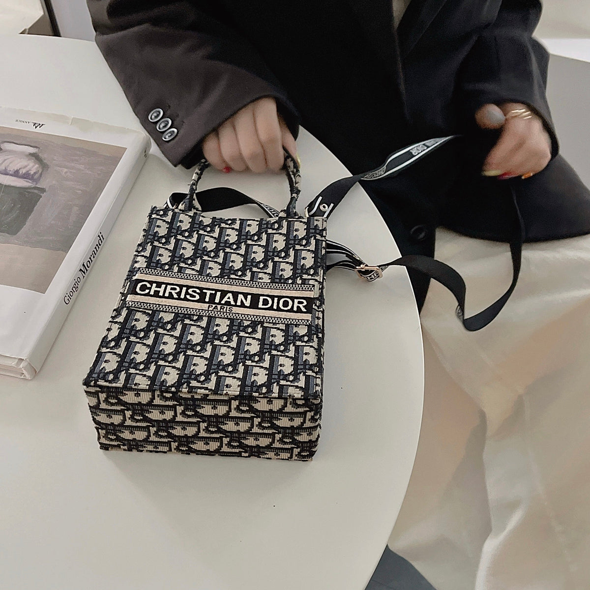 Klassische Tote Bag mit Crossbody-Riemen 03