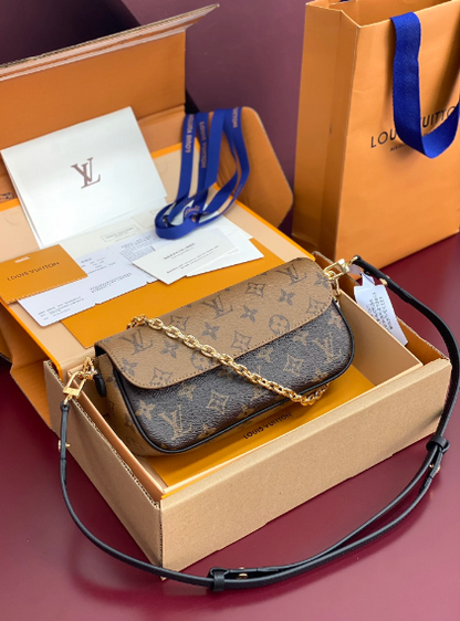 Klassische Monogramm-Schultertasche mit Goldkette