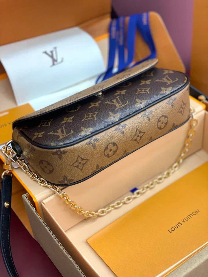 Klassische Monogramm-Schultertasche mit Goldkette
