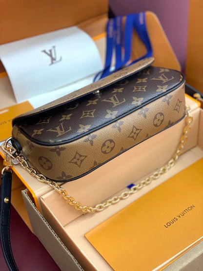 Klassische Monogramm-Schultertasche mit Goldkette