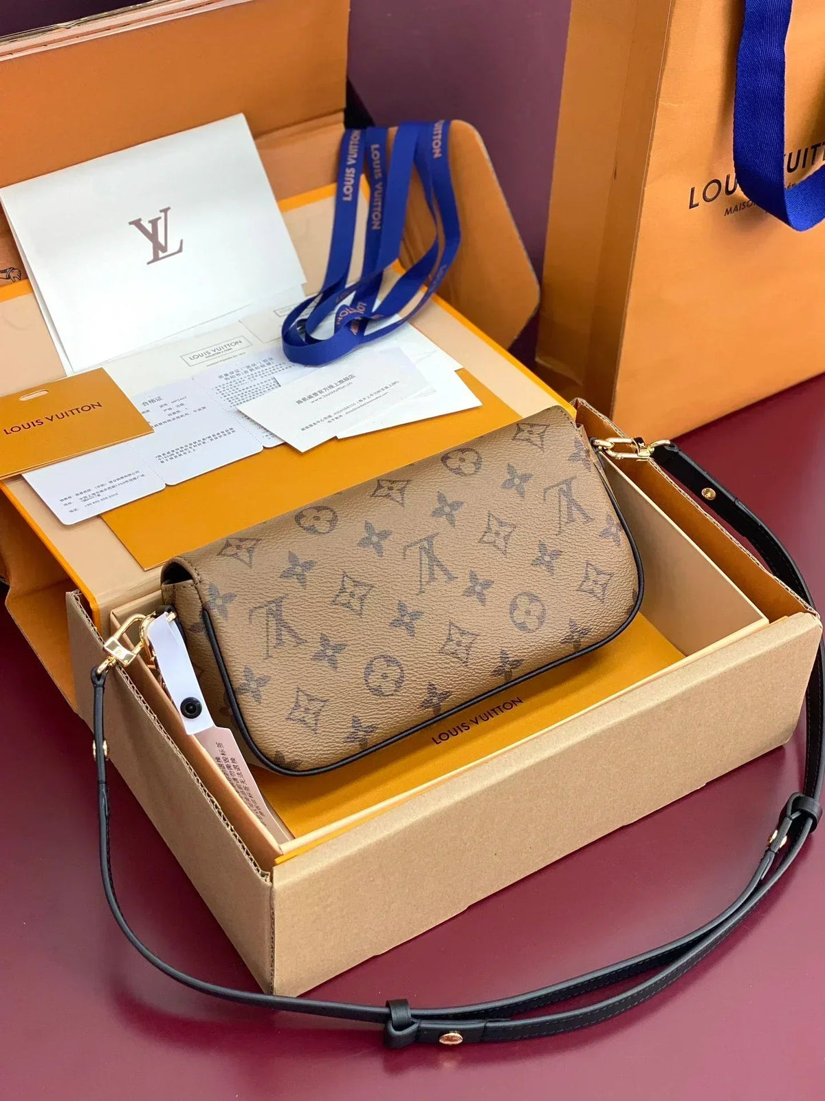 Klassische Monogramm-Schultertasche mit Goldkette
