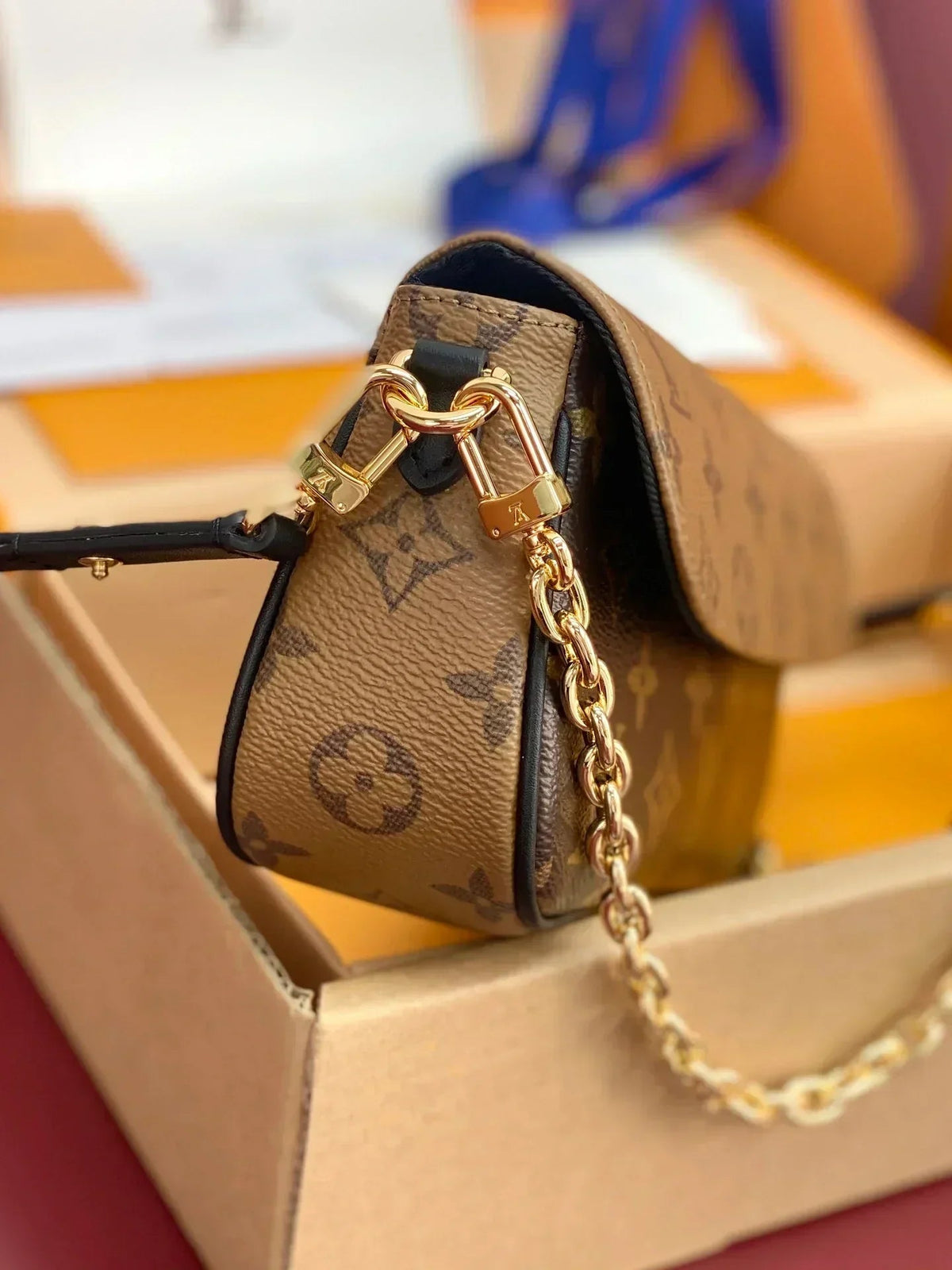 Klassische Monogramm-Schultertasche mit Goldkette