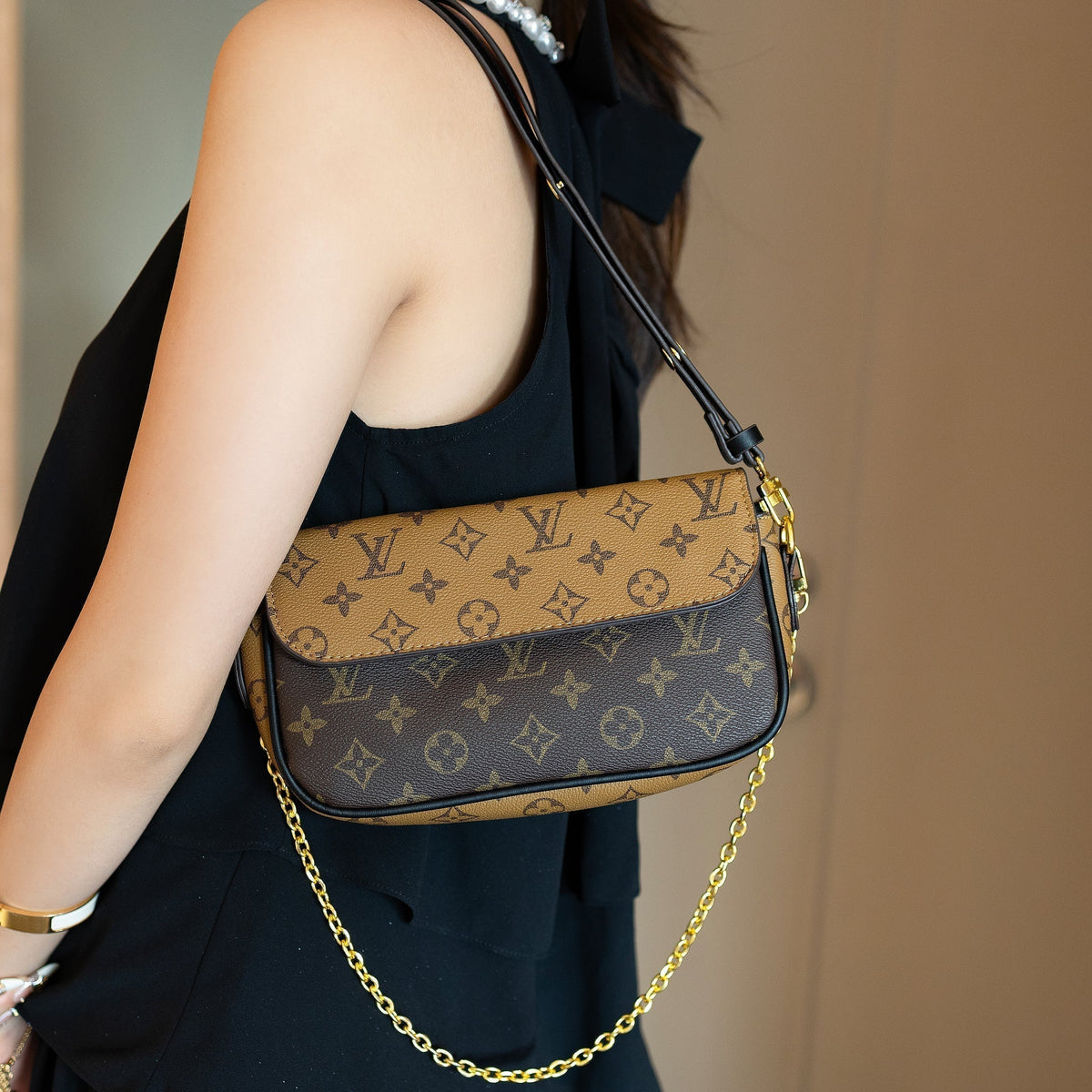 Klassische Monogramm-Schultertasche mit Goldkette