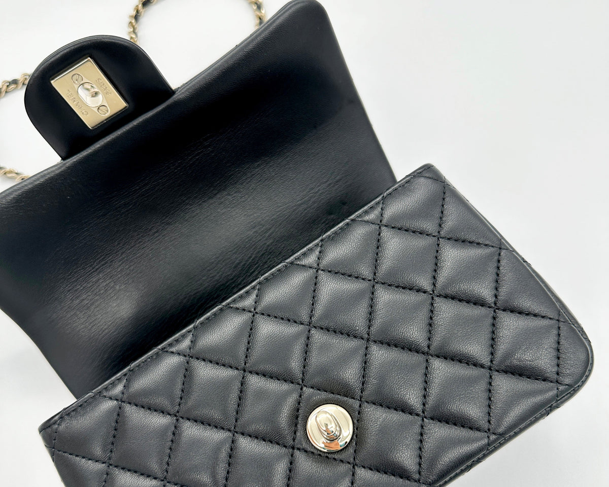 Mini Flap Bag mit Henkel