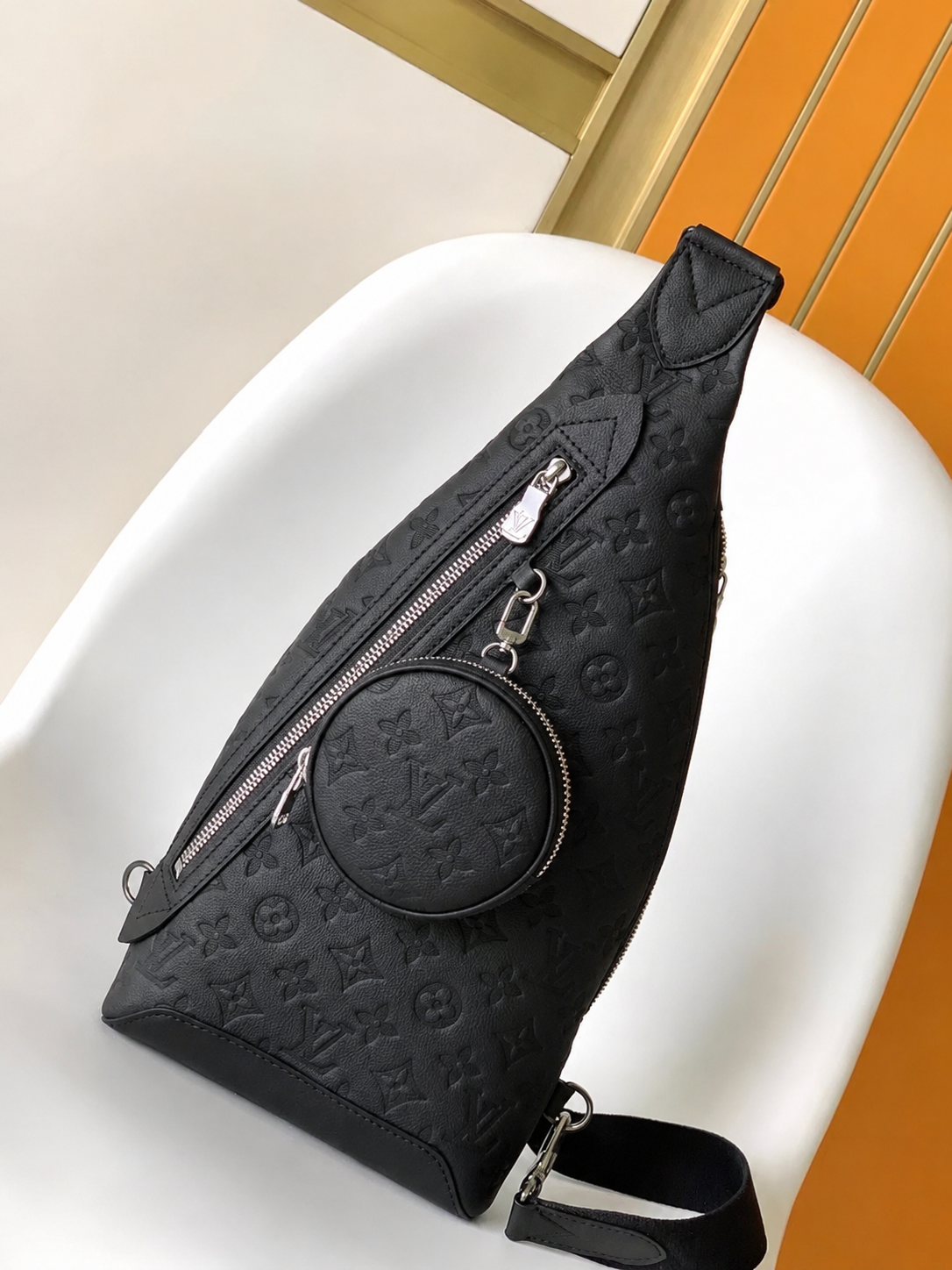 Minimalistische Crossbody-Brusttasche mit Pouch