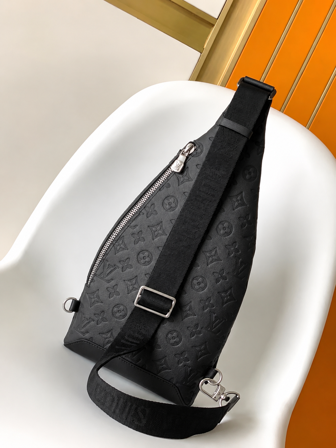 Minimalistische Crossbody-Brusttasche mit Pouch