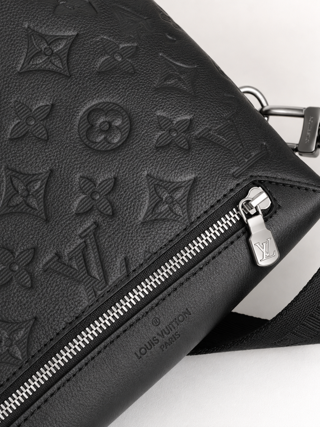 Minimalistische Crossbody-Brusttasche mit Pouch