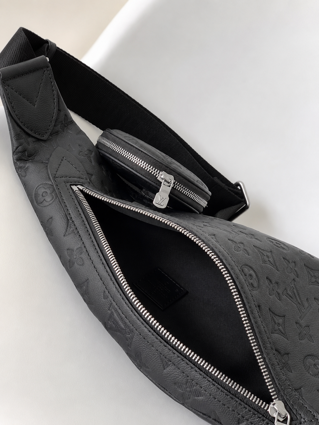 Minimalistische Crossbody-Brusttasche mit Pouch