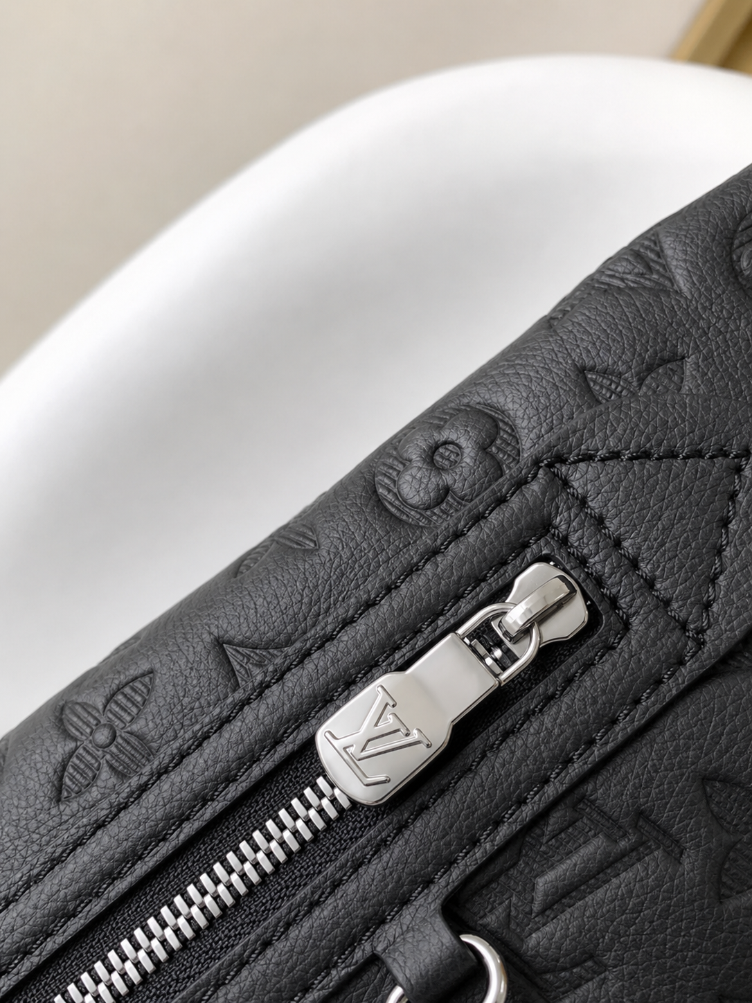 Minimalistische Crossbody-Brusttasche mit Pouch