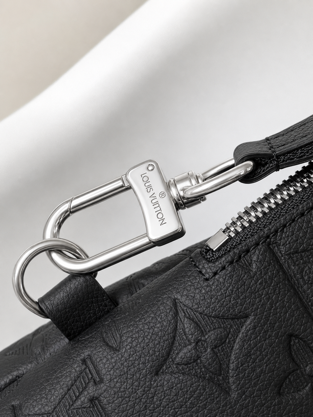 Minimalistische Crossbody-Brusttasche mit Pouch