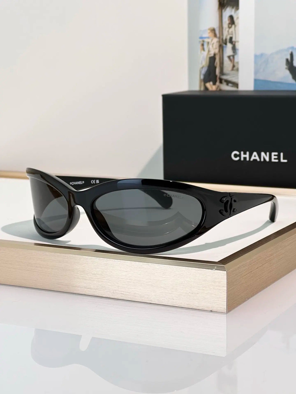 Schmale Retro-Sonnenbrille in Schwarz – Originalansicht