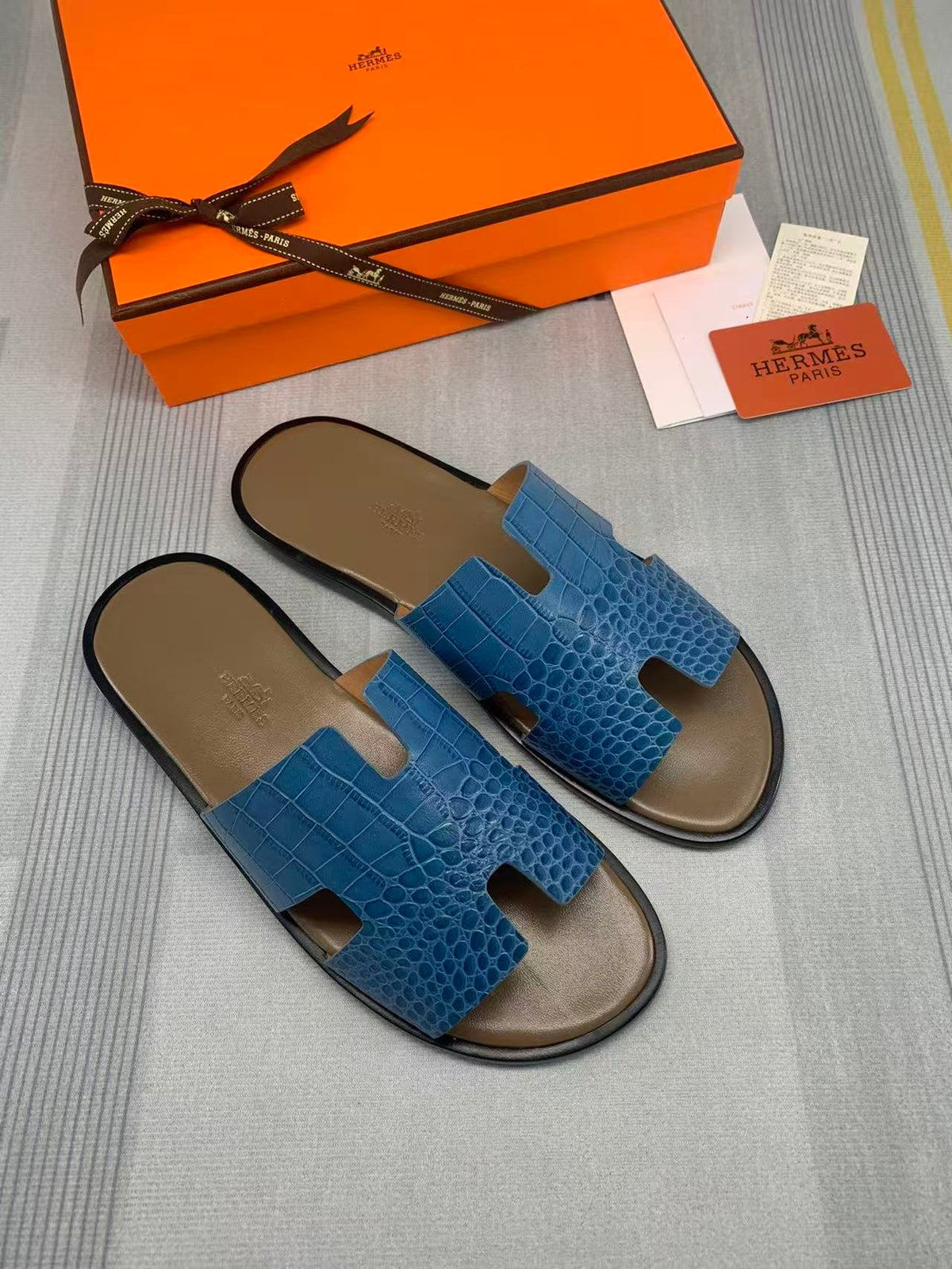 Izmir Herrenpantolette mit blauer Krokodilprägung – Originalansicht 1