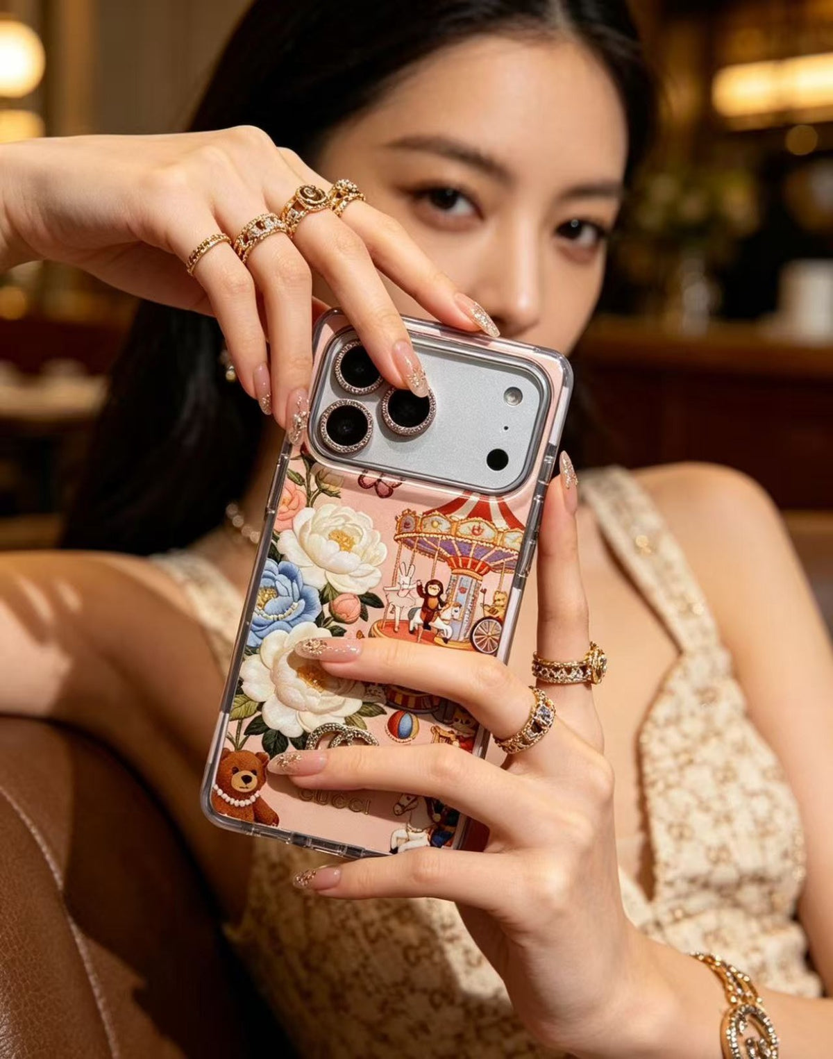 Rosa Floral Carousel iPhone Hülle with Crystal Charm & Rhinestone Lens