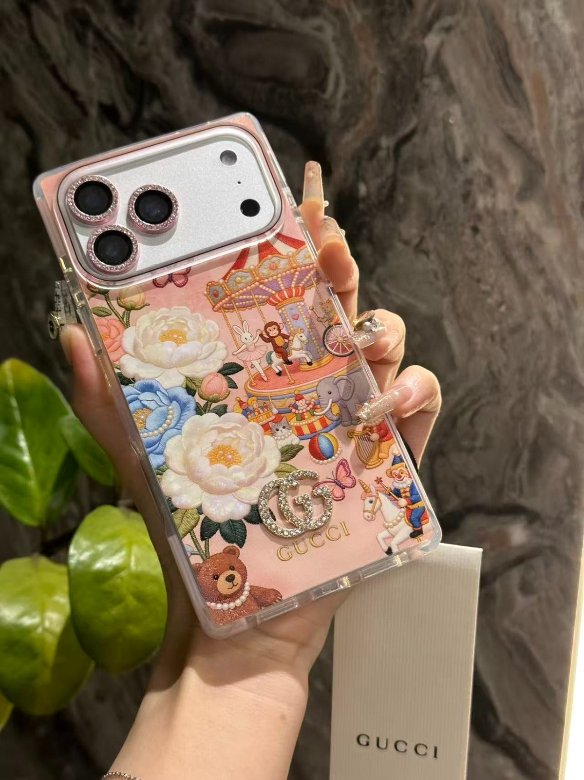 Rosa Floral Carousel iPhone Hülle with Crystal Charm & Rhinestone Lens