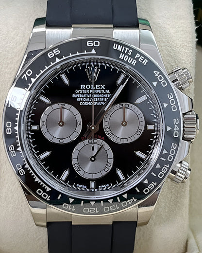 Nuit Argent – Schwarze Armbanduhr mit Kontrastanzeigen – 40 mm – Referenzfoto