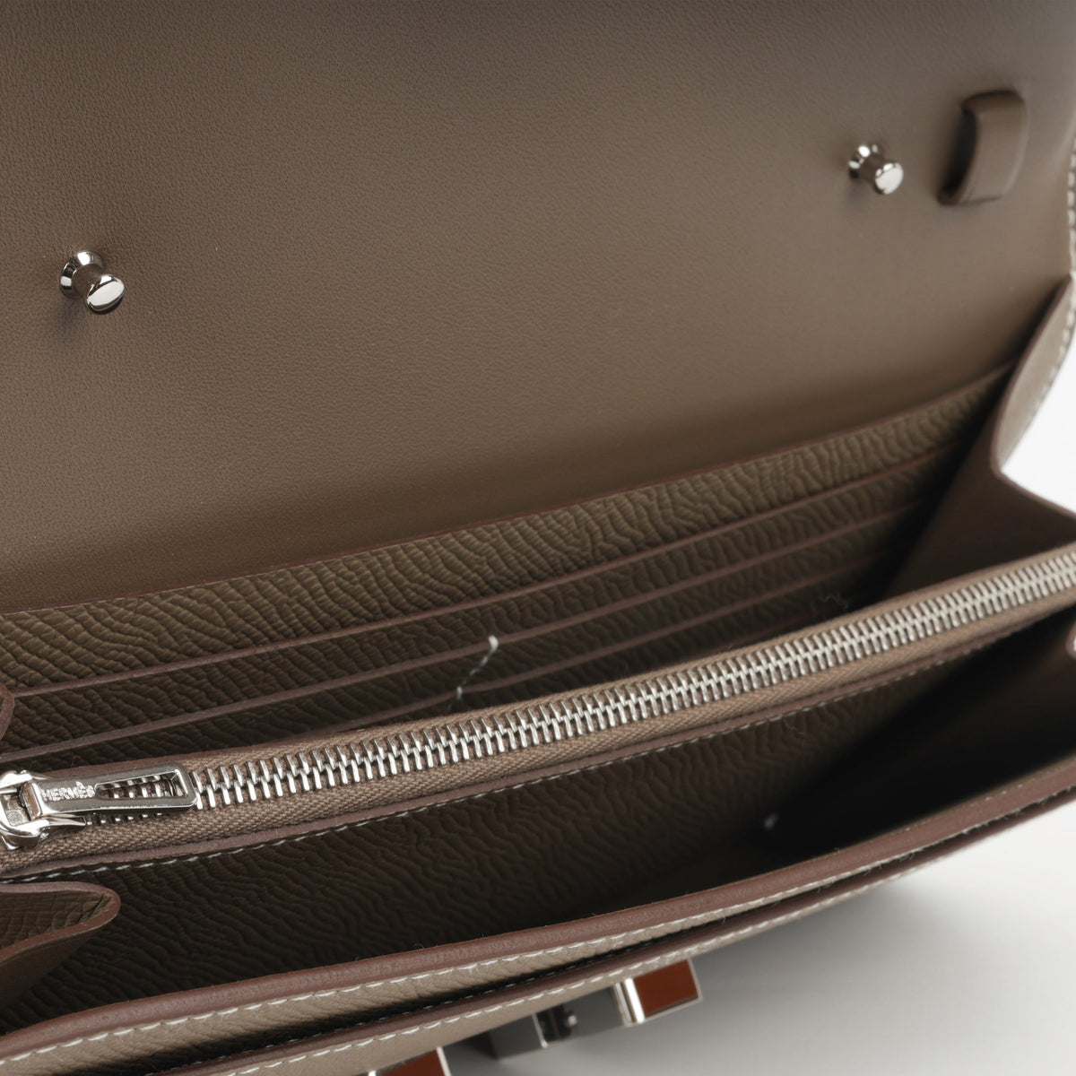 Noémie To-Go Portemonnaie in Taupe – Originalansicht 5