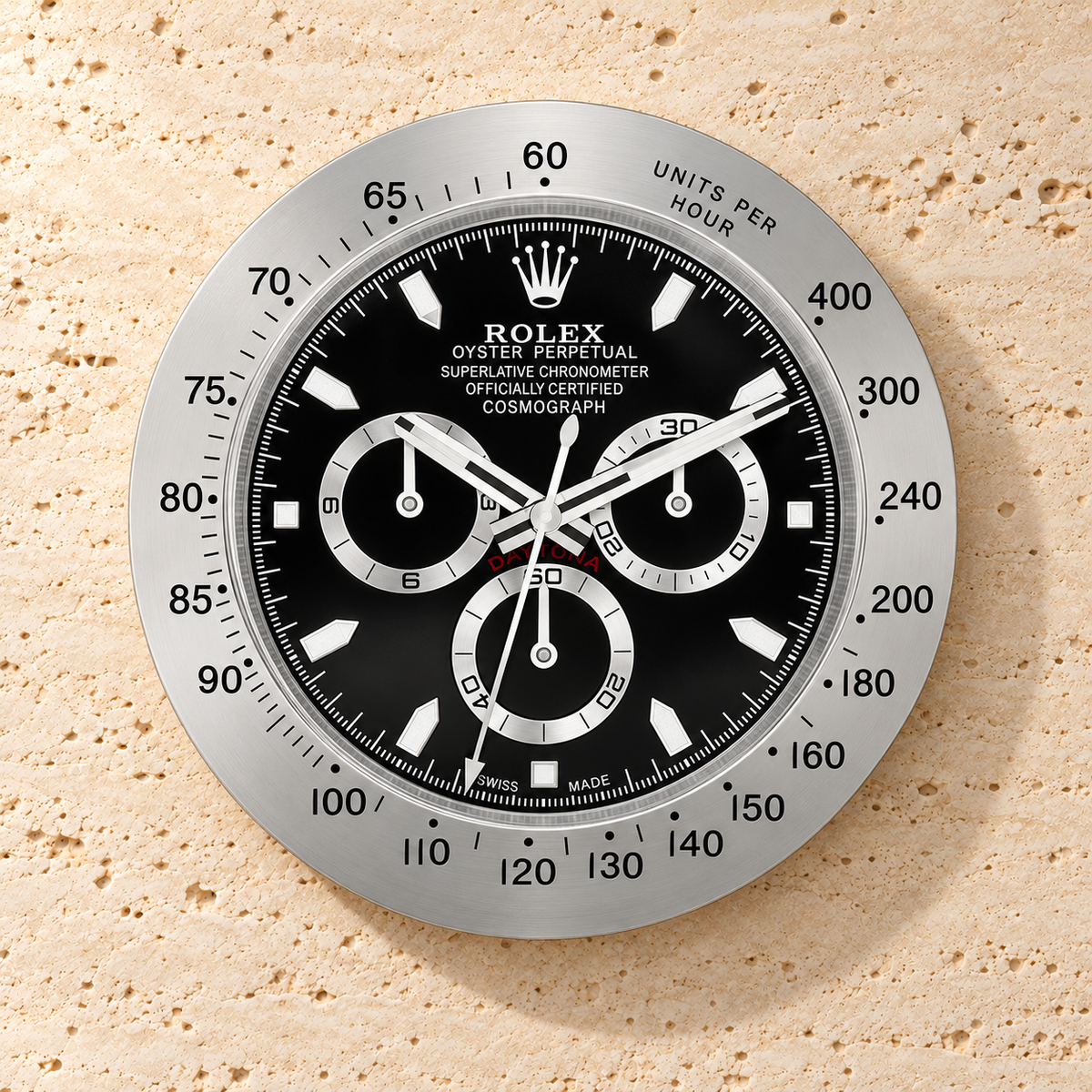 Daytona Wanduhr – Silber & Schwarz (Modell 001) – Vorderansicht an einer hellen Steinwand