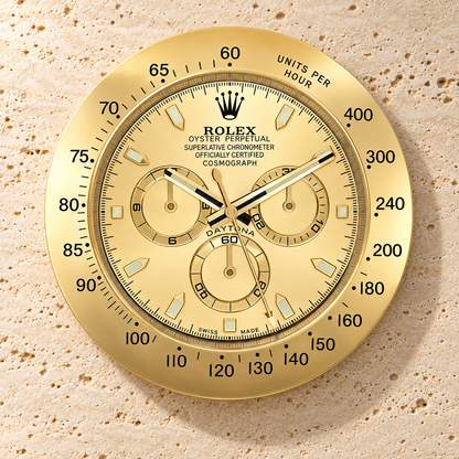 Daytona Wanduhr – Komplett in Goldoptik – Vorderansicht an einer hellen Steinwand