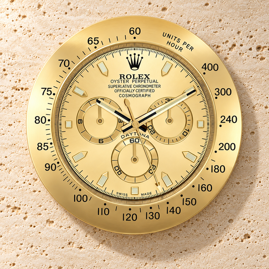 Daytona Wanduhr – Komplett in Goldoptik – Vorderansicht an einer hellen Steinwand