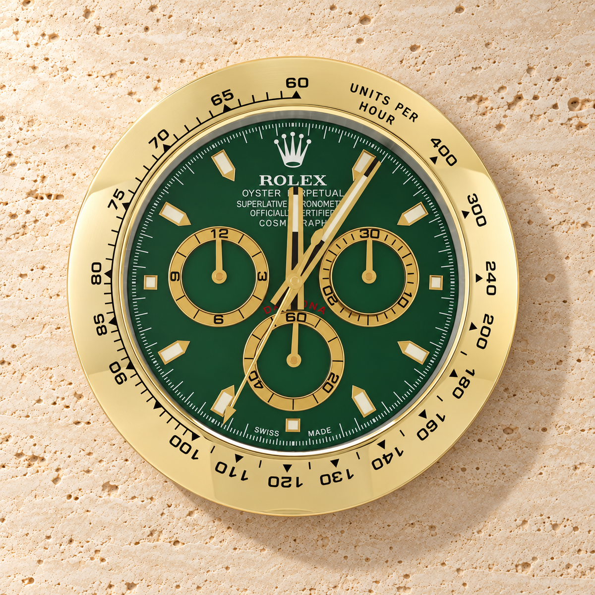 Daytona Wanduhr – Gold & Grün – Vorderansicht an einer hellen Steinwand