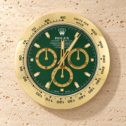 Daytona Wanduhr – Gold & Grün – Vorderansicht an einer hellen Steinwand