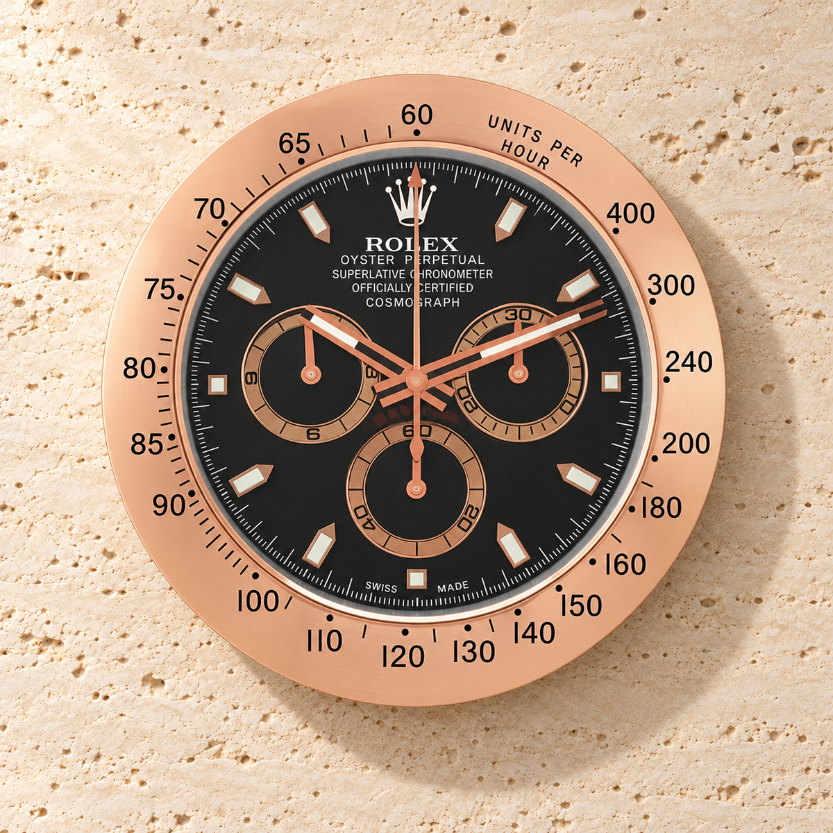 Daytona Wanduhr – Roségold & Schwarz – Vorderansicht an einer hellen Steinwand
