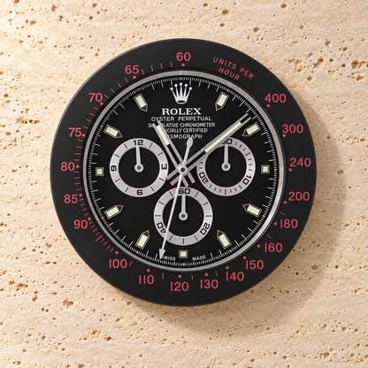 Daytona Wanduhr – Schwarz & Rot – Vorderansicht an einer hellen Steinwand
