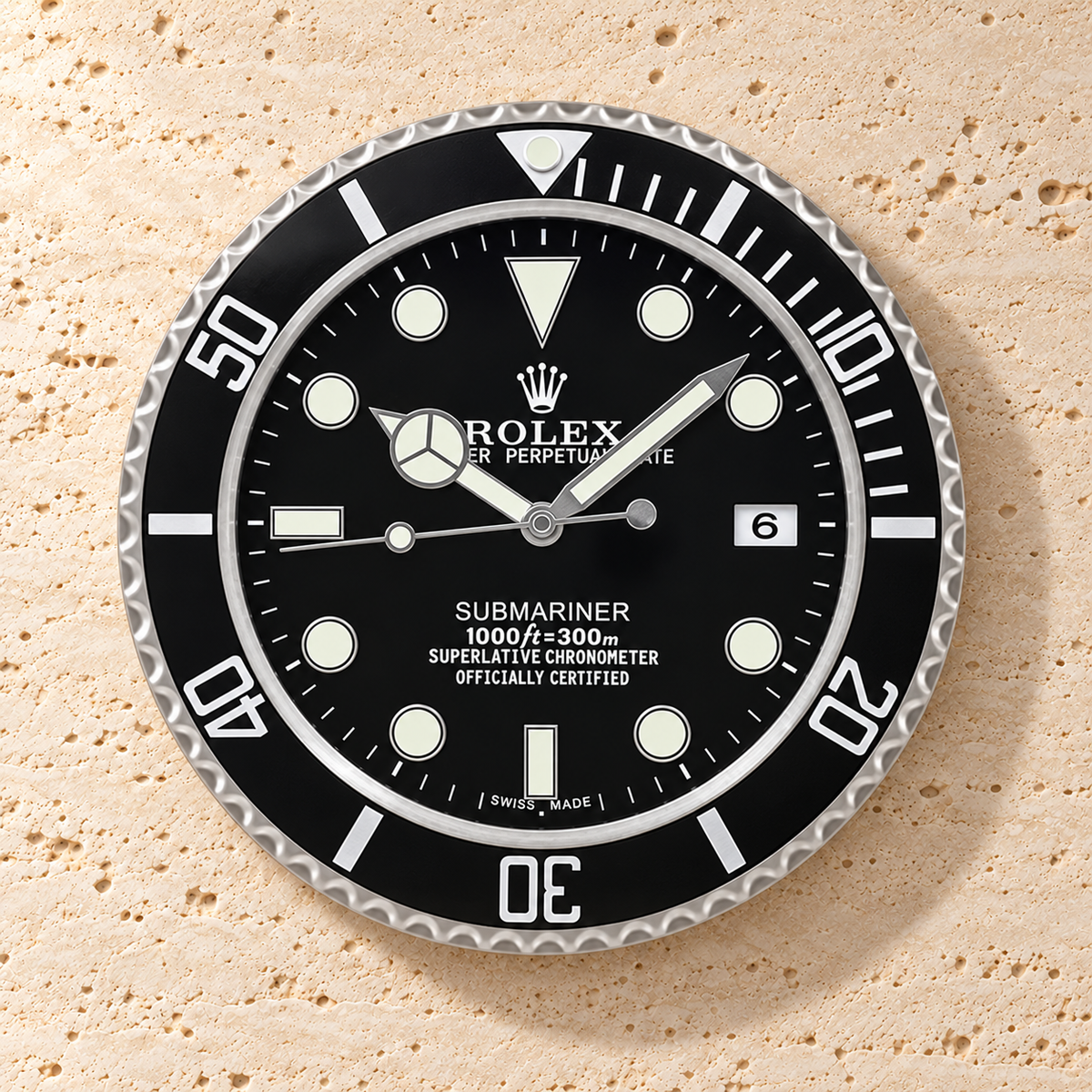 Submariner Wanduhr – Schwarz (Modell 015) – Vorderansicht an einer hellen Steinwand