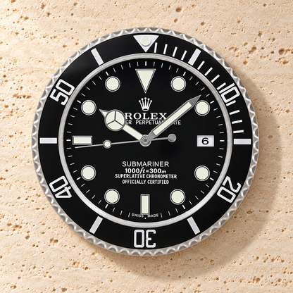 Submariner Wanduhr – Schwarz (Modell 015) – Vorderansicht an einer hellen Steinwand