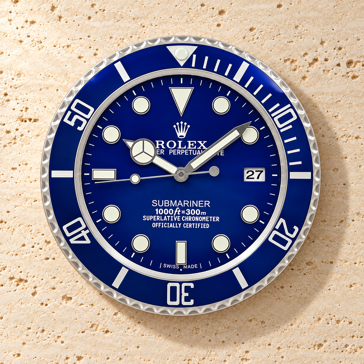 Submariner Wanduhr – Blau – Vorderansicht an einer hellen Steinwand