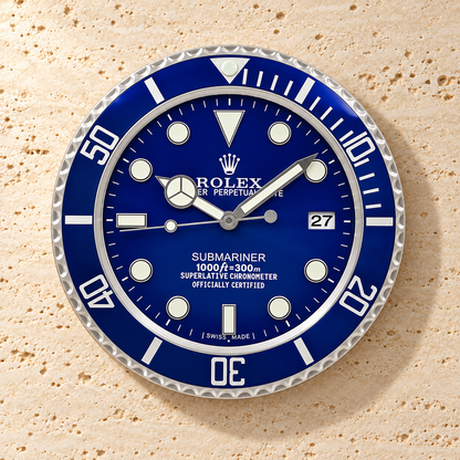 Submariner Wanduhr – Blau – Vorderansicht an einer hellen Steinwand