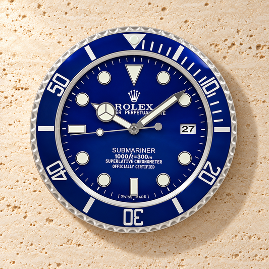 Submariner Wanduhr – Blau – Vorderansicht an einer hellen Steinwand