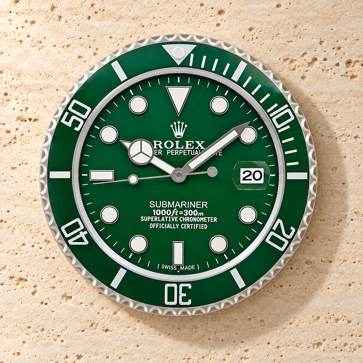 Submariner Wanduhr – Komplett Grün (Hulk-Stil) – Vorderansicht an einer hellen Steinwand