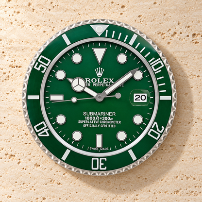 Submariner Wanduhr – Komplett Grün (Hulk-Stil) – Vorderansicht an einer hellen Steinwand