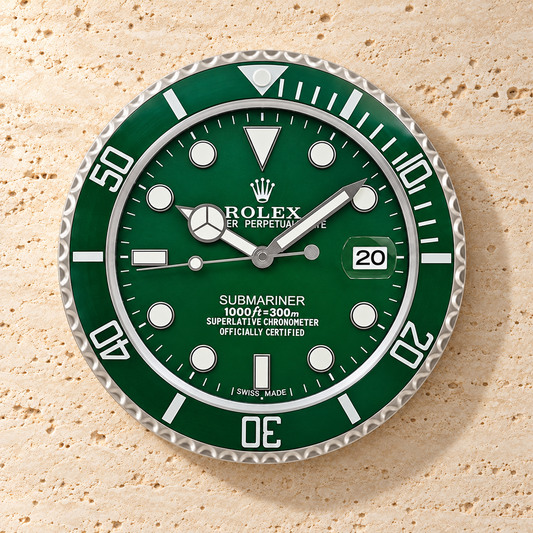 Submariner Wanduhr – Komplett Grün (Hulk-Stil) – Vorderansicht an einer hellen Steinwand