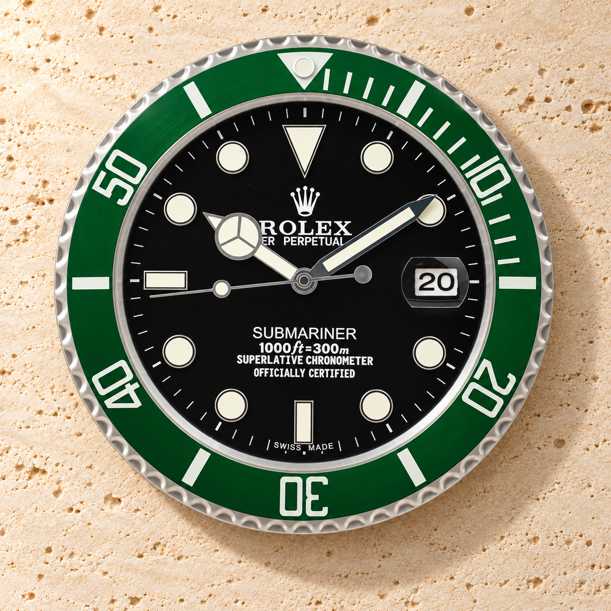 Submariner Wanduhr – Grün (Kermit-Stil) – Vorderansicht an einer hellen Steinwand
