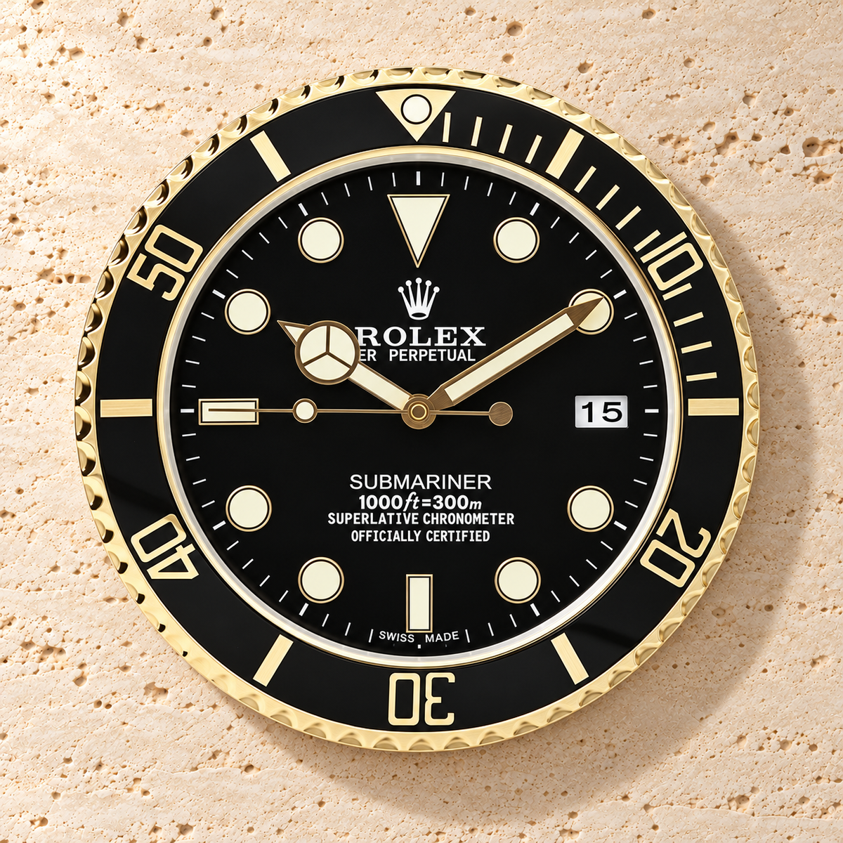 Submariner Wanduhr – Schwarz & Gold – Vorderansicht an einer hellen Steinwand