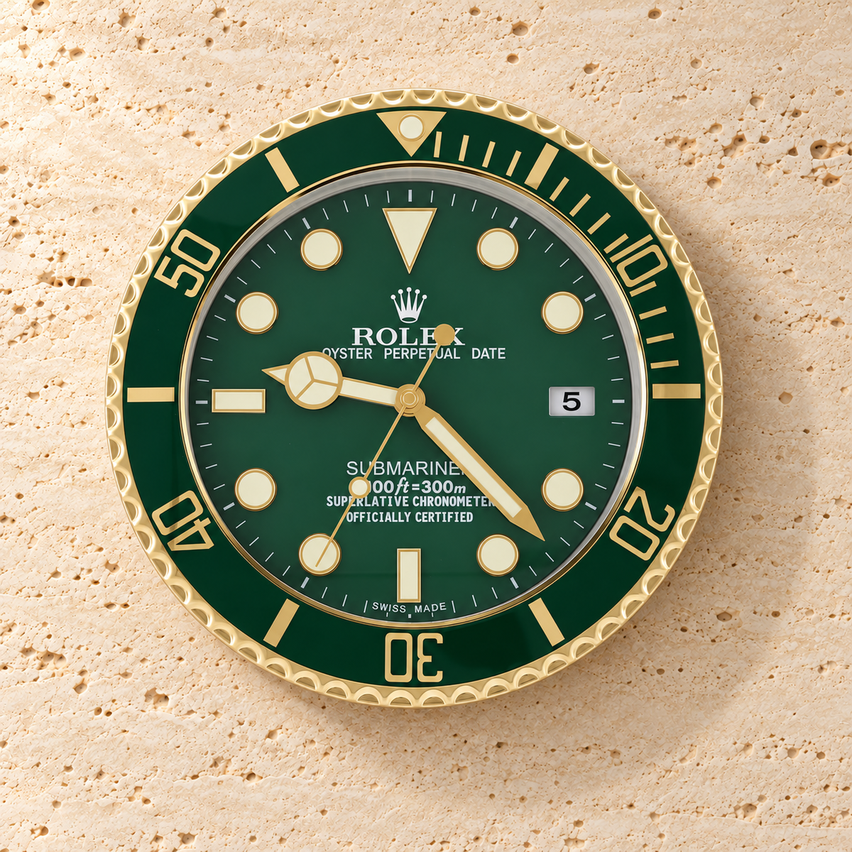 Submariner Wanduhr – Grün & Gold – Vorderansicht an einer hellen Steinwand