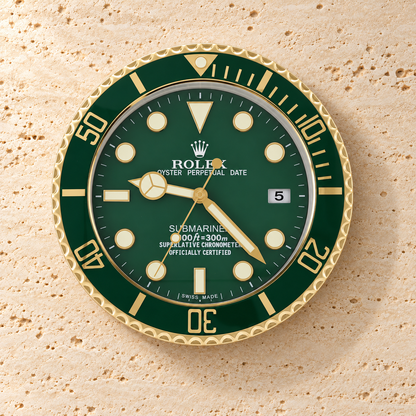 Submariner Wanduhr – Grün & Gold – Vorderansicht an einer hellen Steinwand