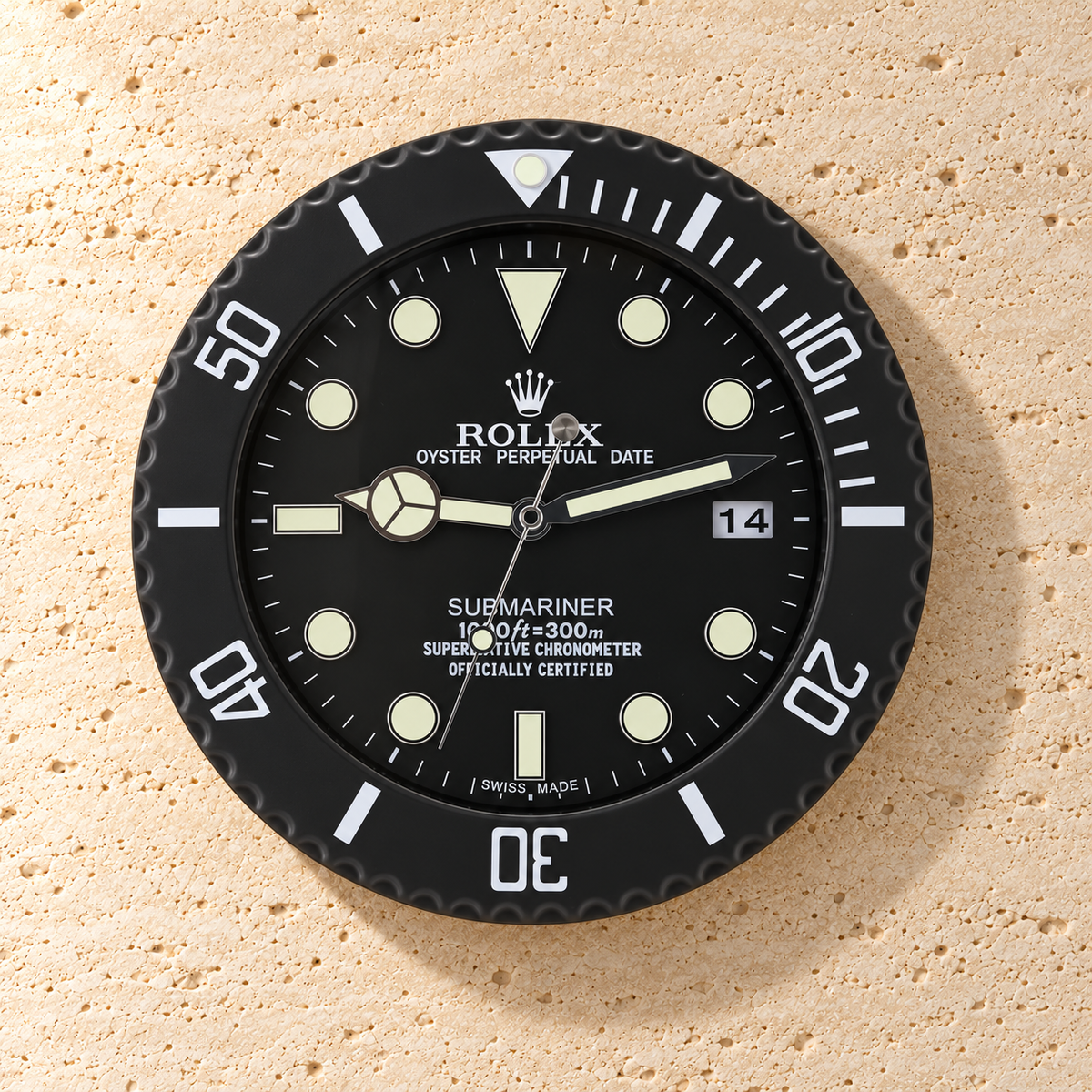 Submariner Wanduhr – Schwarz (Modell 023) – Vorderansicht an einer hellen Steinwand
